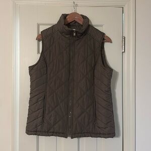 Brown Izod puffer vest. Size Large.